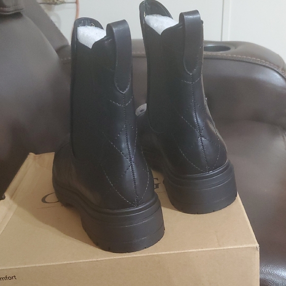 Coutgo Women's Black Quilted Ankle Boots - Picture 3 of 5